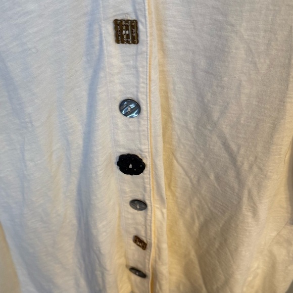 Soft Surroundings Cream Knit Top Sz M -Mismatched Button Detail Asymmetrical Hem - Picture 4 of 6